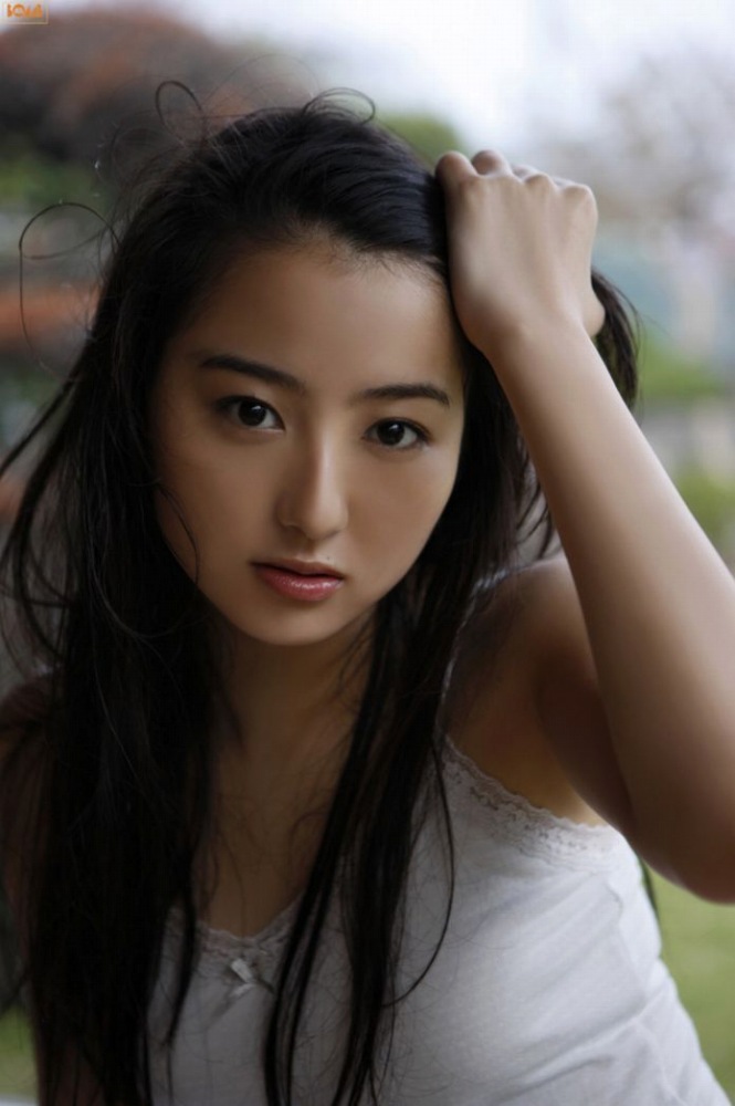 高田里穂 スタイル抜群な水着グラビア画像！