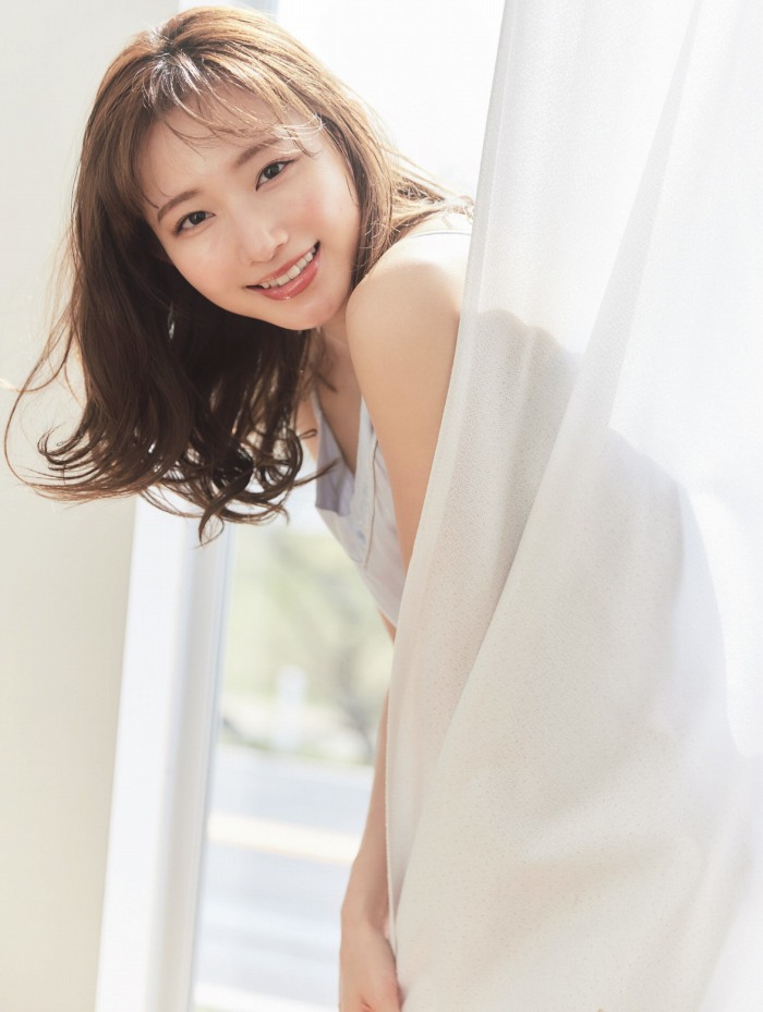 青山なぎさ 激かわな生脚＆タンクトップ画像！