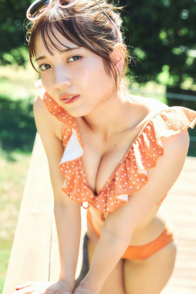 黒嵜菜々子 ふわふわボインの水着グラビア画像！