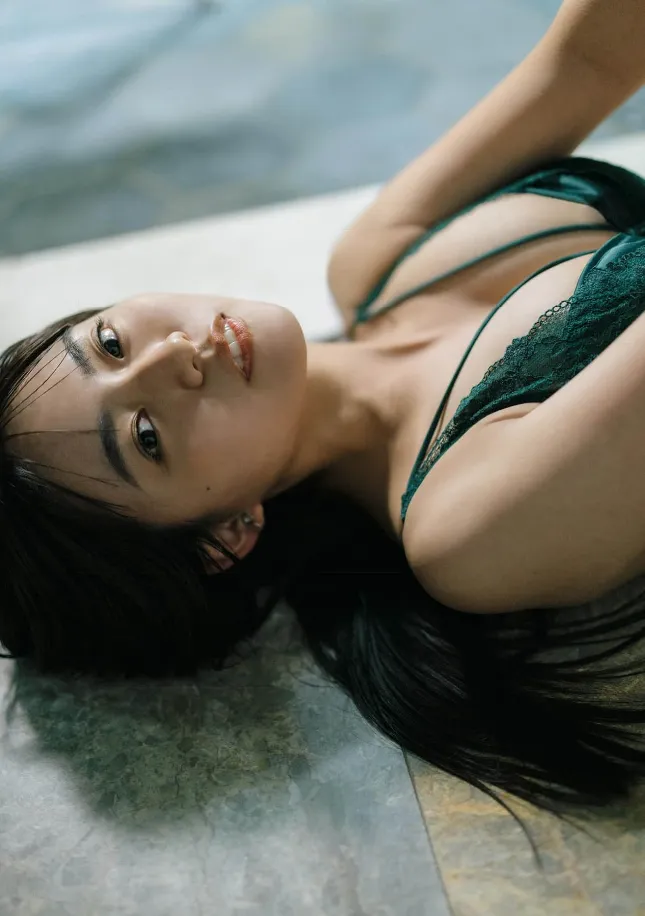 [Photobook] 2023.12.05 豊田ルナ写真集『Good to see Moon』