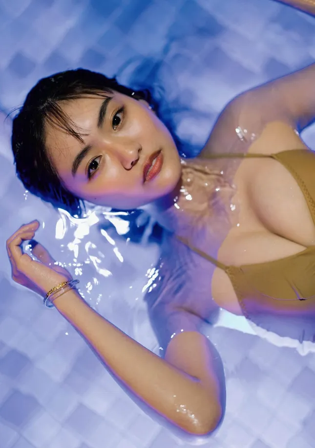 [Photobook] 2023.12.05 豊田ルナ写真集『Good to see Moon』