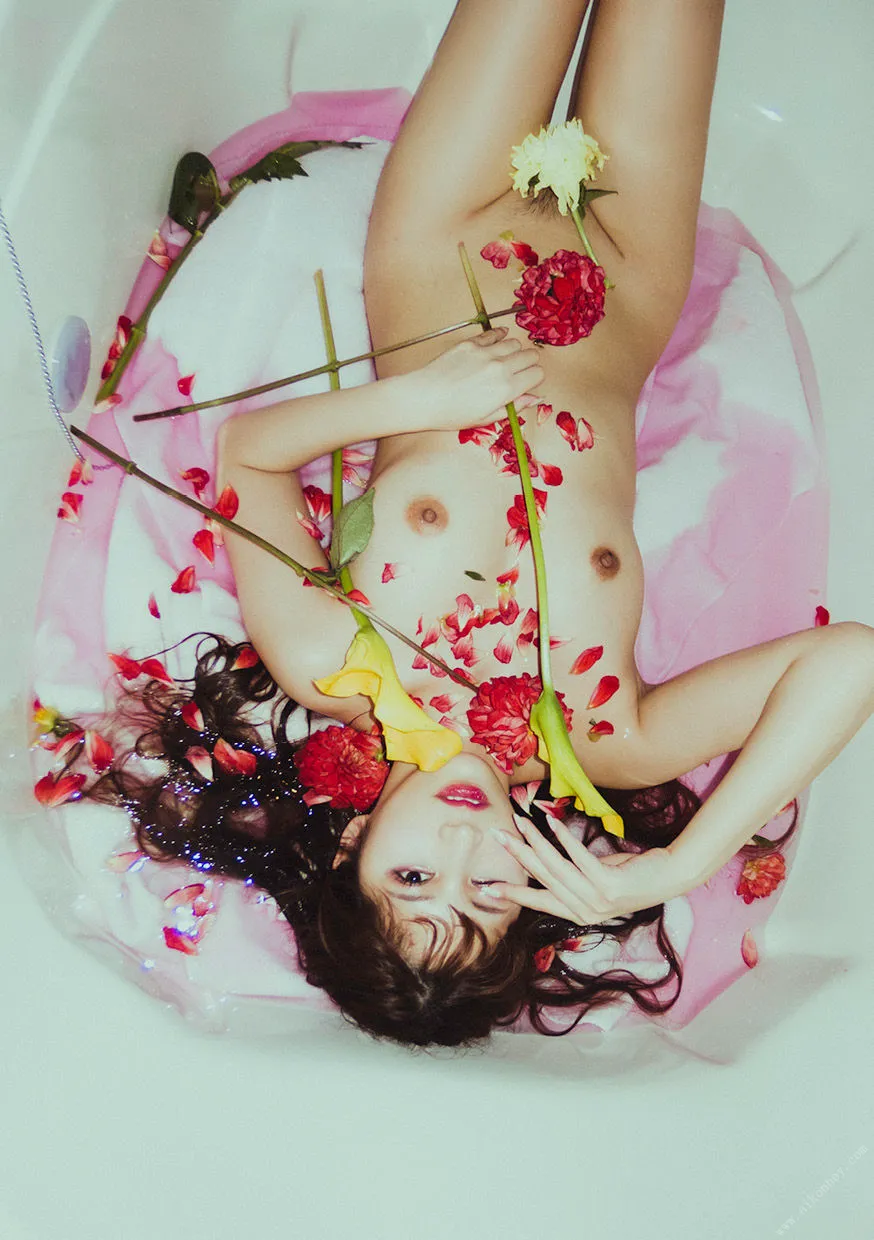 [Photobook] Riri Nanatsumori 七ツ森りり - #Escape