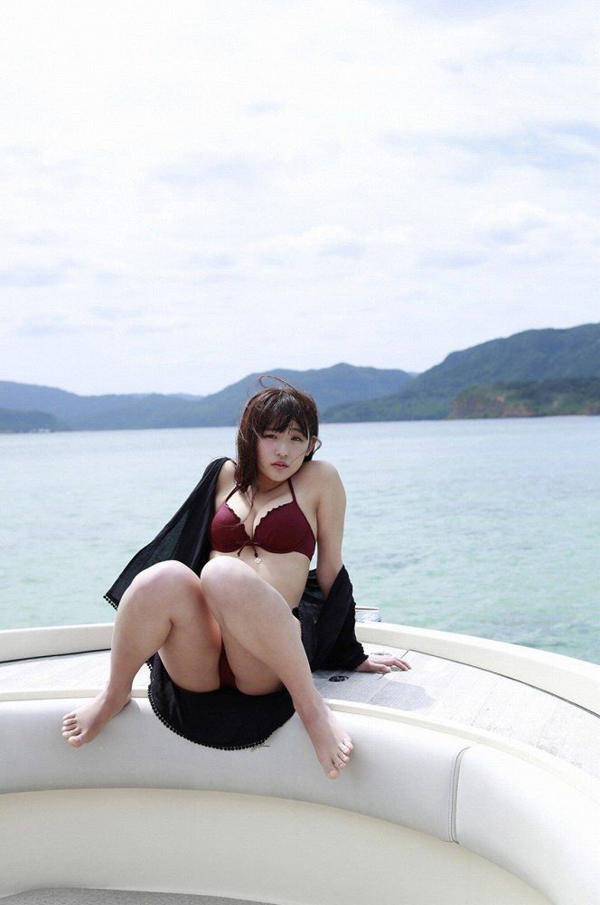 浅川梨奈 もっこりおっぱい水着グラビア画像！