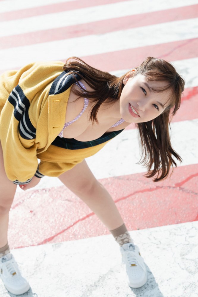 本郷柚巴 まぶしいボインの水着グラビア画像！