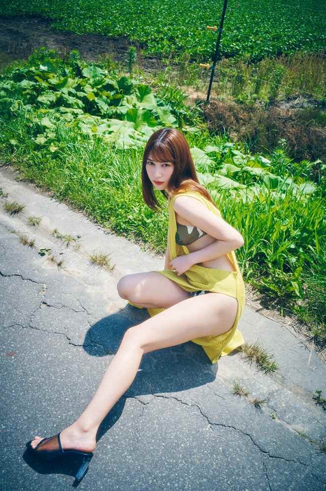 雪平莉左 グラマラス美女の水着グラビア画像！