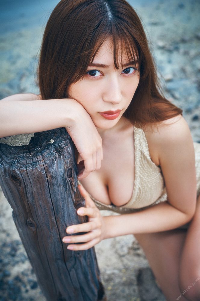 雪平莉左 グラマラス美女の水着グラビア画像！