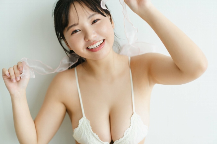 本郷柚巴 まぶしいボインの水着グラビア画像！