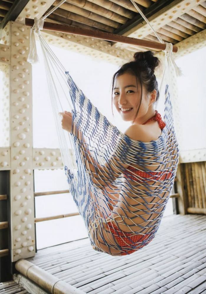 高田里穂 スタイル抜群な水着グラビア画像！