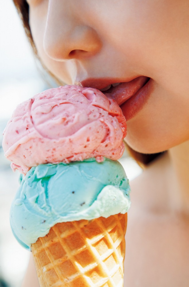 本郷柚巴 まぶしいボインの水着グラビア画像！