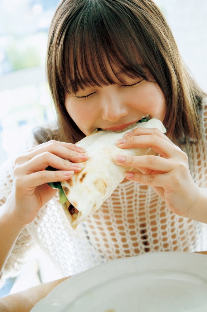 本郷柚巴 まぶしいボインの水着グラビア画像！