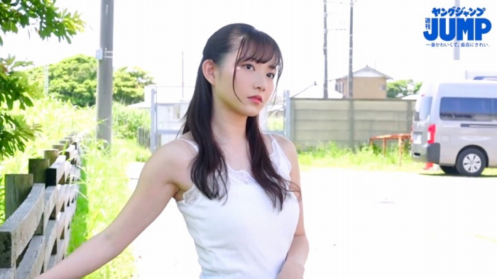 青山なぎさ 激かわな生脚＆タンクトップ画像！