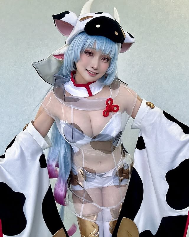 小倉あずさ 巨乳レイヤーの水着グラビア画像！