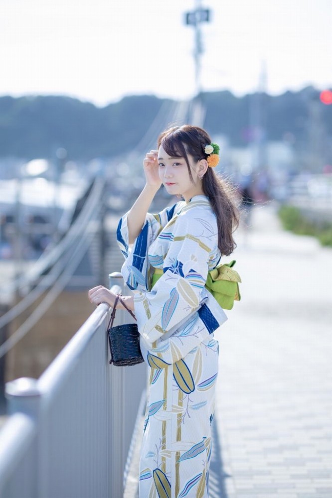 青戸しの Fカップボインな水着グラビア画像！