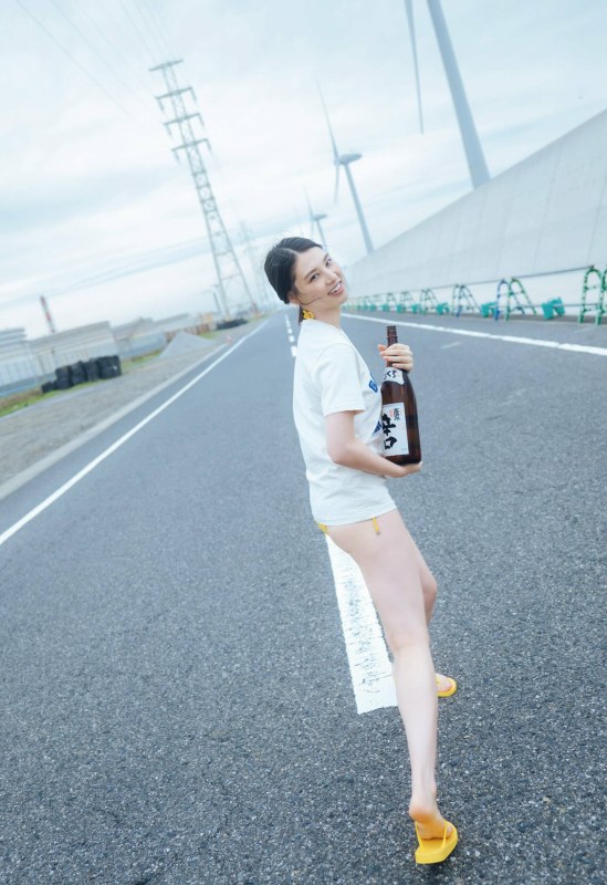 相楽伊織 けっこうボインな水着グラビア画像！