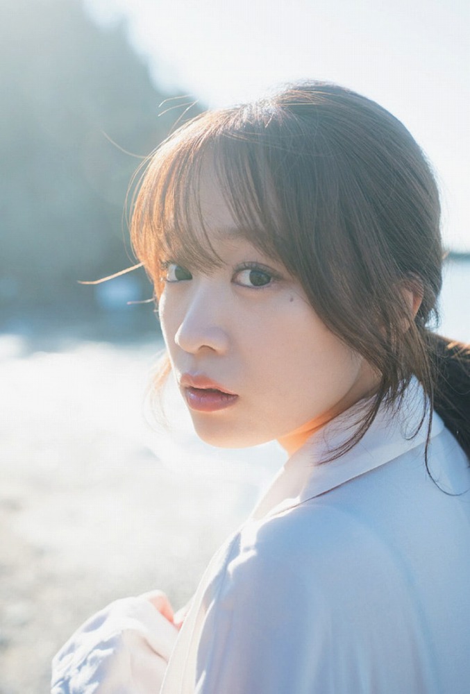 青井春 Iカップおっぱいの水着グラビア画像！