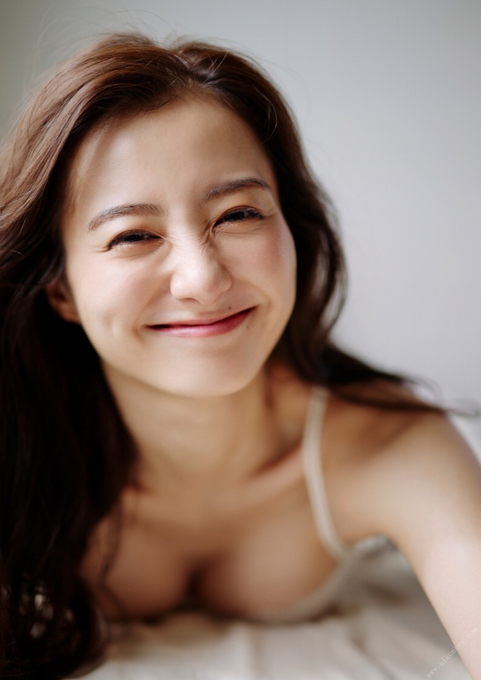 高田里穂 スタイル抜群な水着グラビア画像！