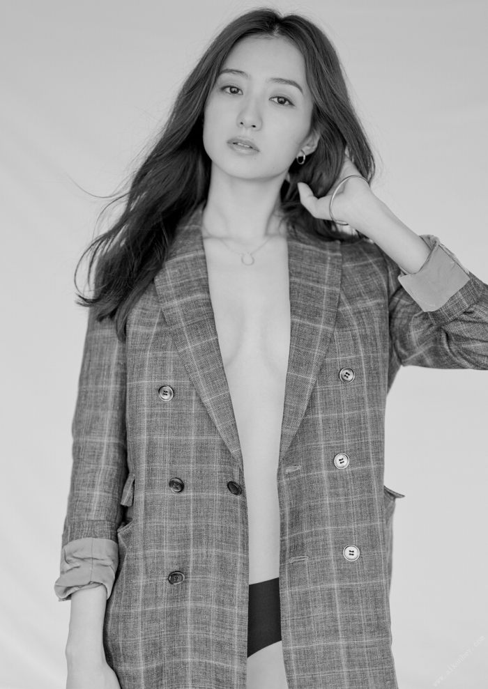 高田里穂 スタイル抜群な水着グラビア画像！