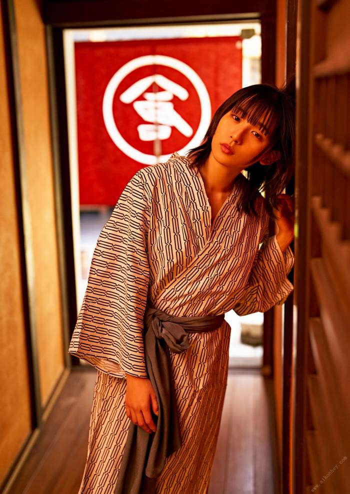 浅川梨奈 もっこりおっぱい水着グラビア画像！