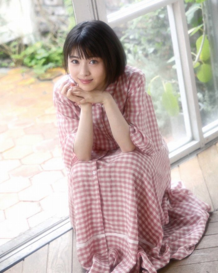 浜辺美波 鬼かわな水着＆浴衣グラビア画像！