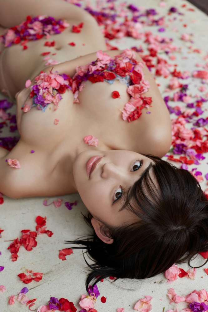 おしの沙羅 Gカップボインの水着グラビア画像！