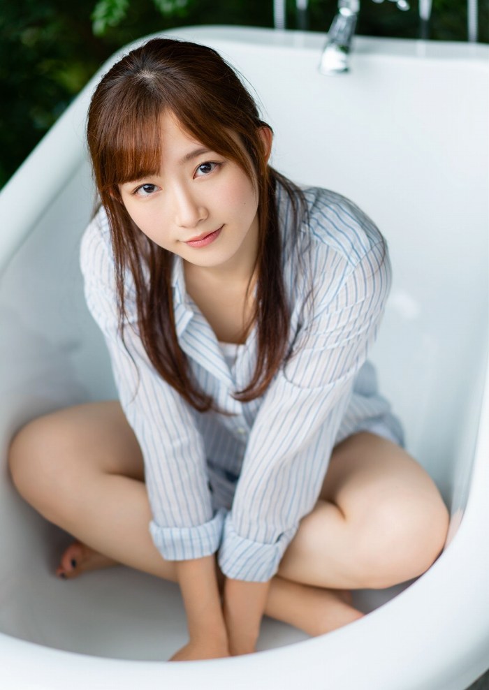 青山なぎさ 激かわな生脚＆タンクトップ画像！