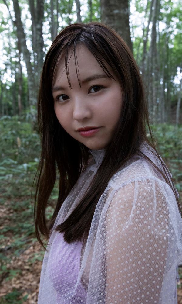 本郷柚巴 まぶしいボインの水着グラビア画像！