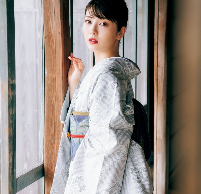 浜辺美波 鬼かわな水着＆浴衣グラビア画像！