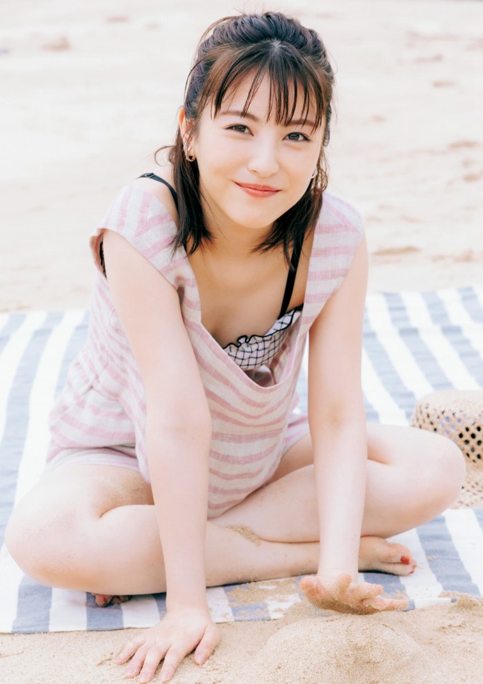 浜辺美波 鬼かわな水着＆浴衣グラビア画像！