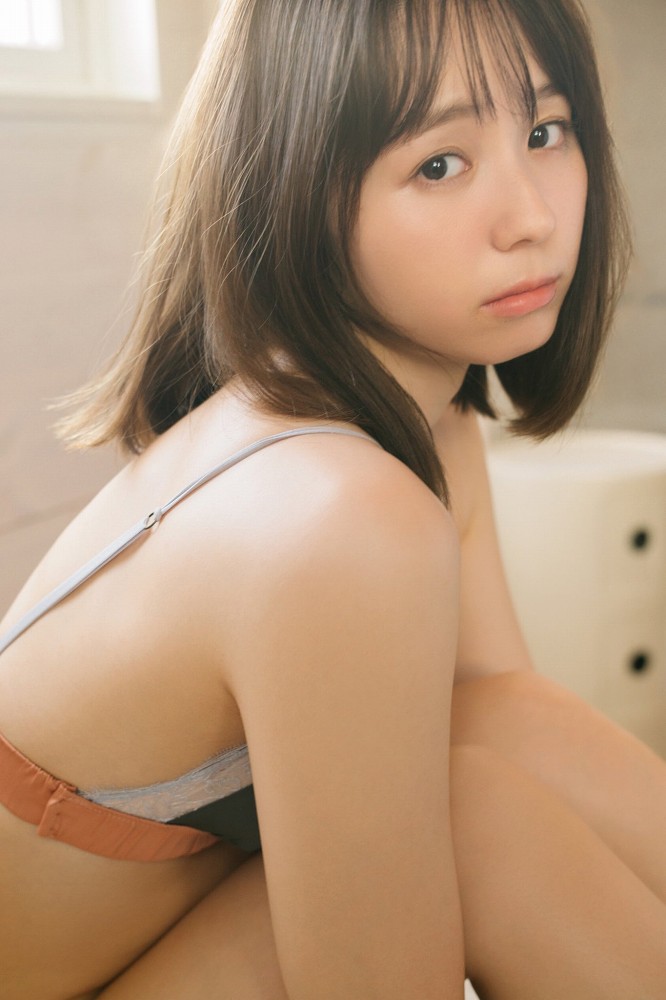 小池里奈 美尻でキュートな水着グラビア画像！