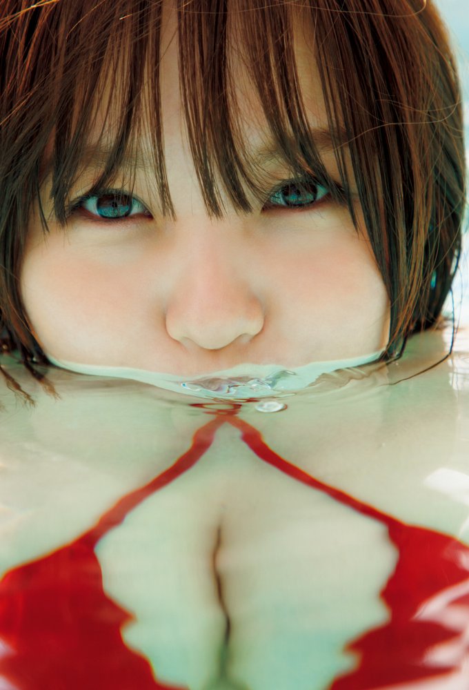 本郷柚巴 まぶしいボインの水着グラビア画像！