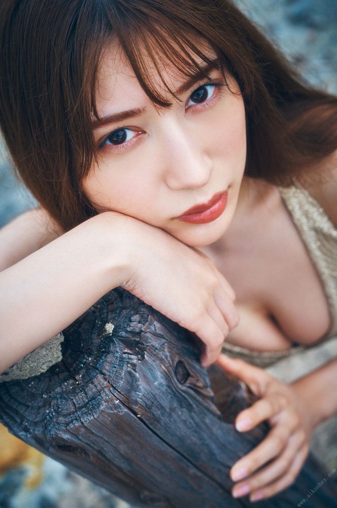 雪平莉左 グラマラス美女の水着グラビア画像！