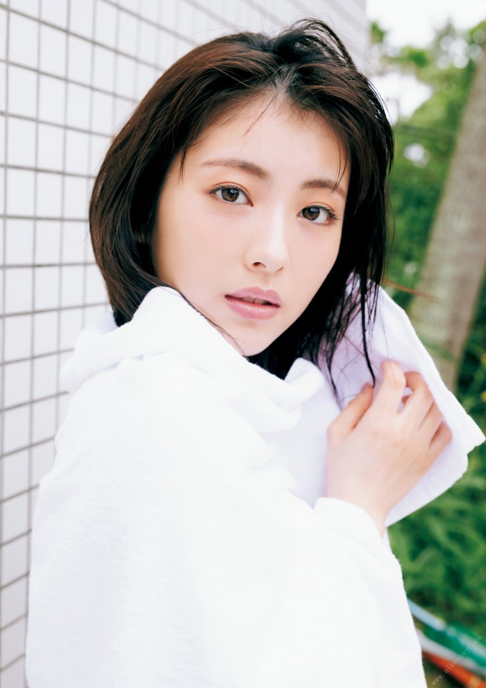 浜辺美波 鬼かわな水着＆浴衣グラビア画像！