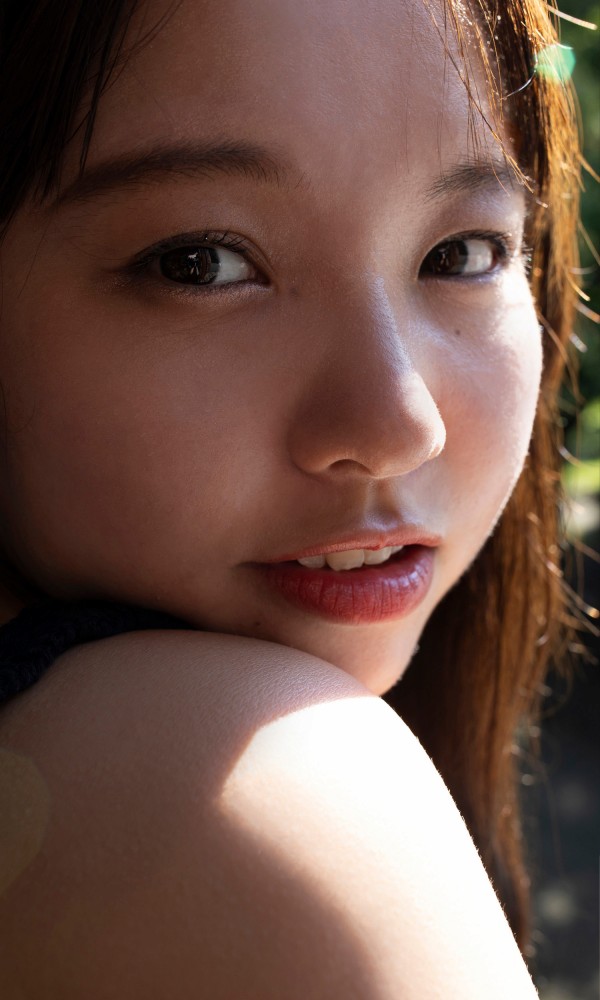 本郷柚巴 まぶしいボインの水着グラビア画像！