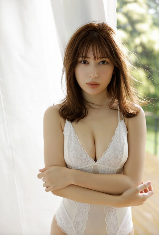 雪平莉左 グラマラス美女の水着グラビア画像！