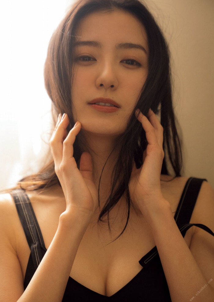 高田里穂 スタイル抜群な水着グラビア画像！