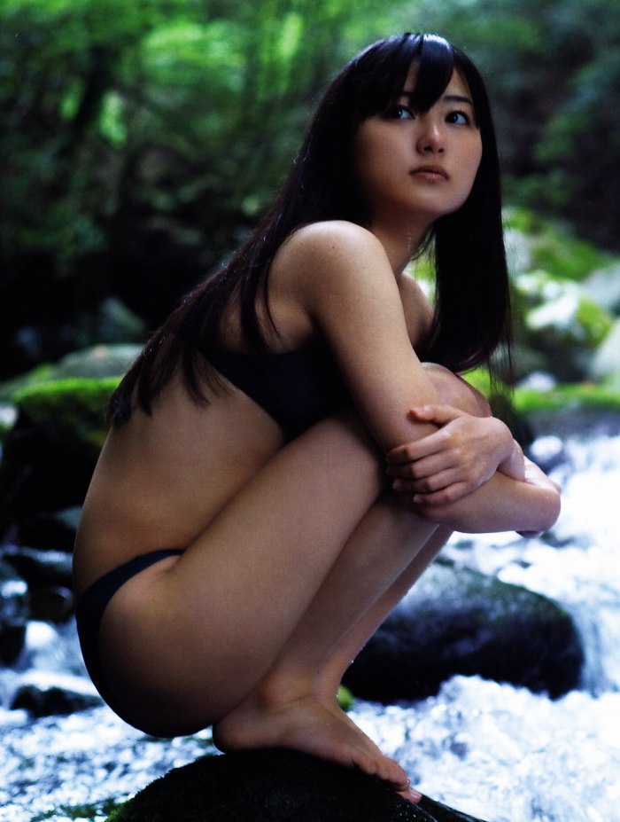 高田里穂 スタイル抜群な水着グラビア画像！