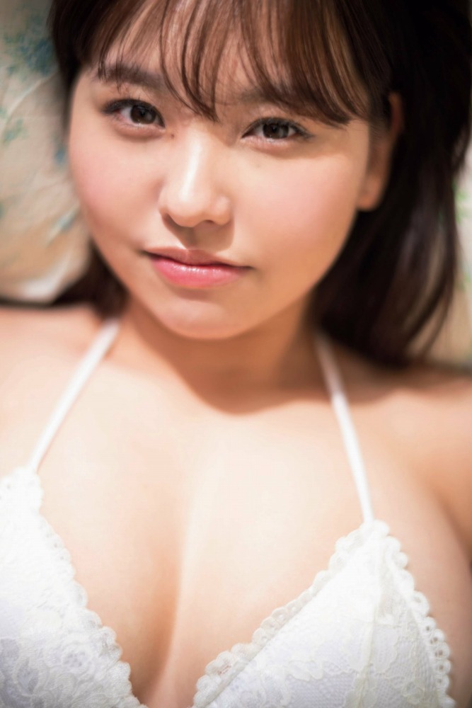 本郷柚巴 まぶしいボインの水着グラビア画像！