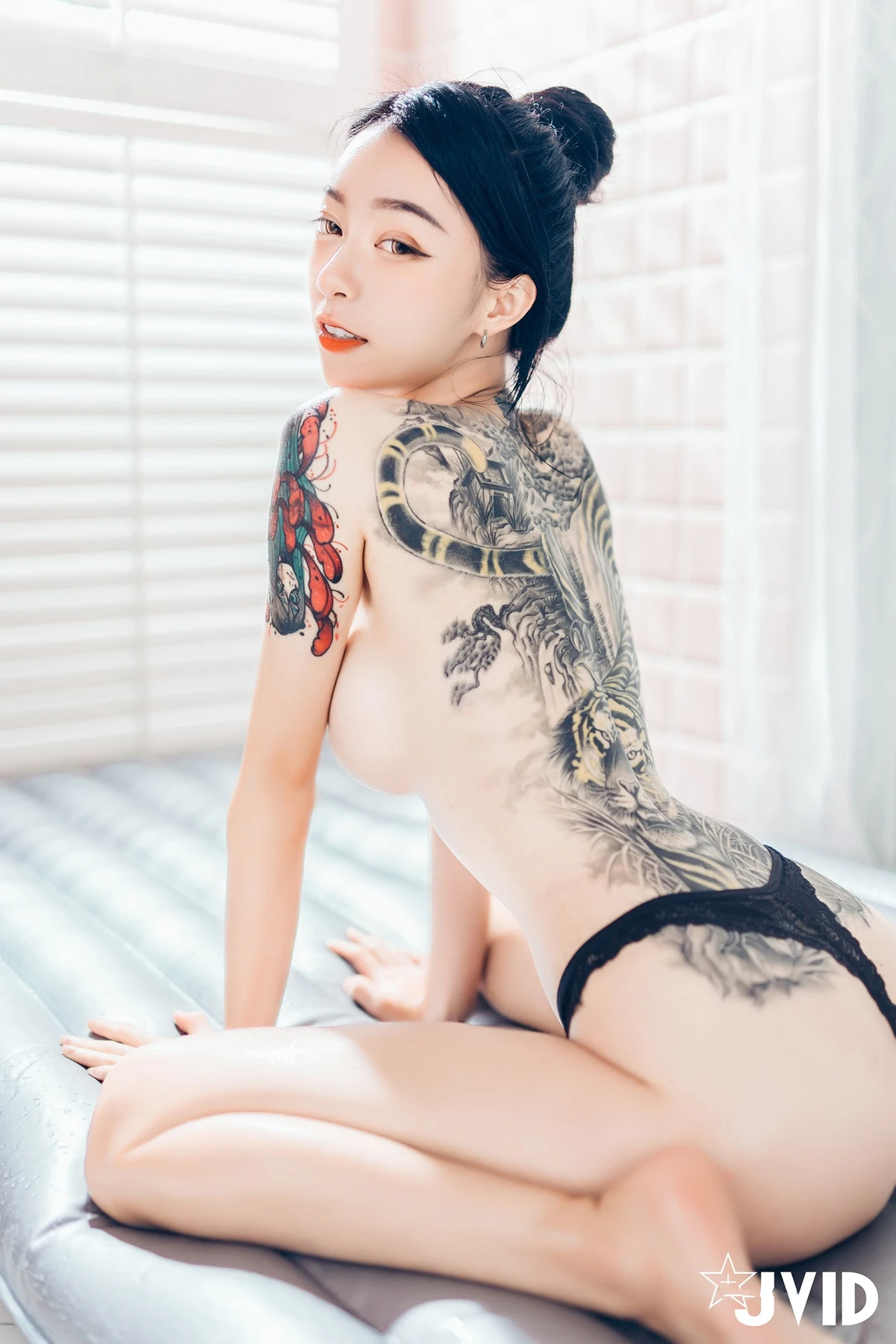 JVID Lele 樂樂 & 飄飄哥 – 上司新人下属 无内黑丝终极奥义 Set.03