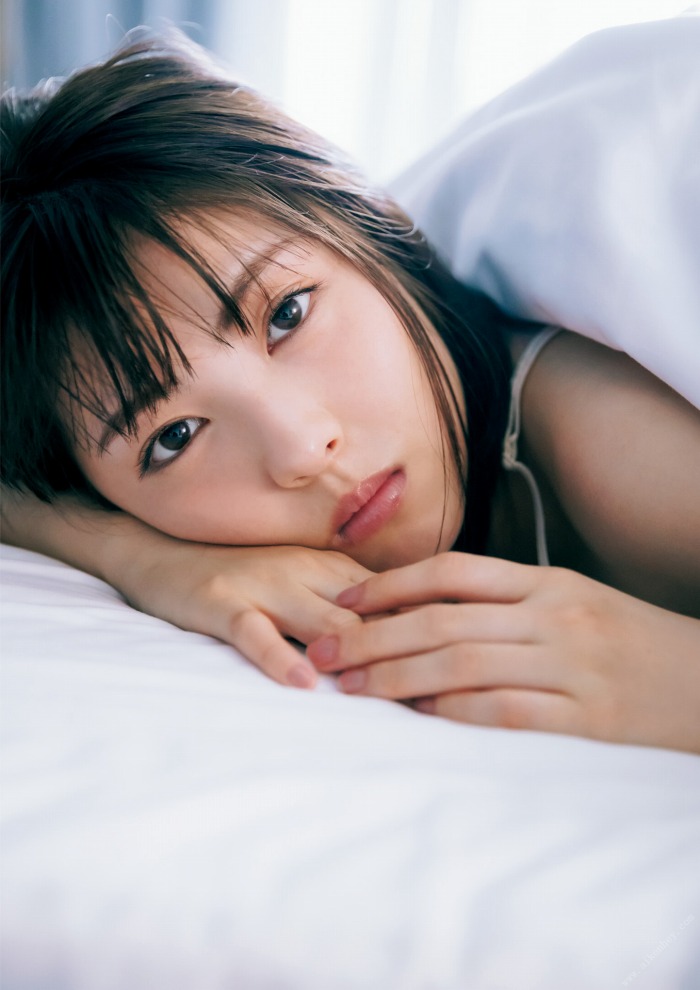 浜辺美波 鬼かわな水着＆浴衣グラビア画像！