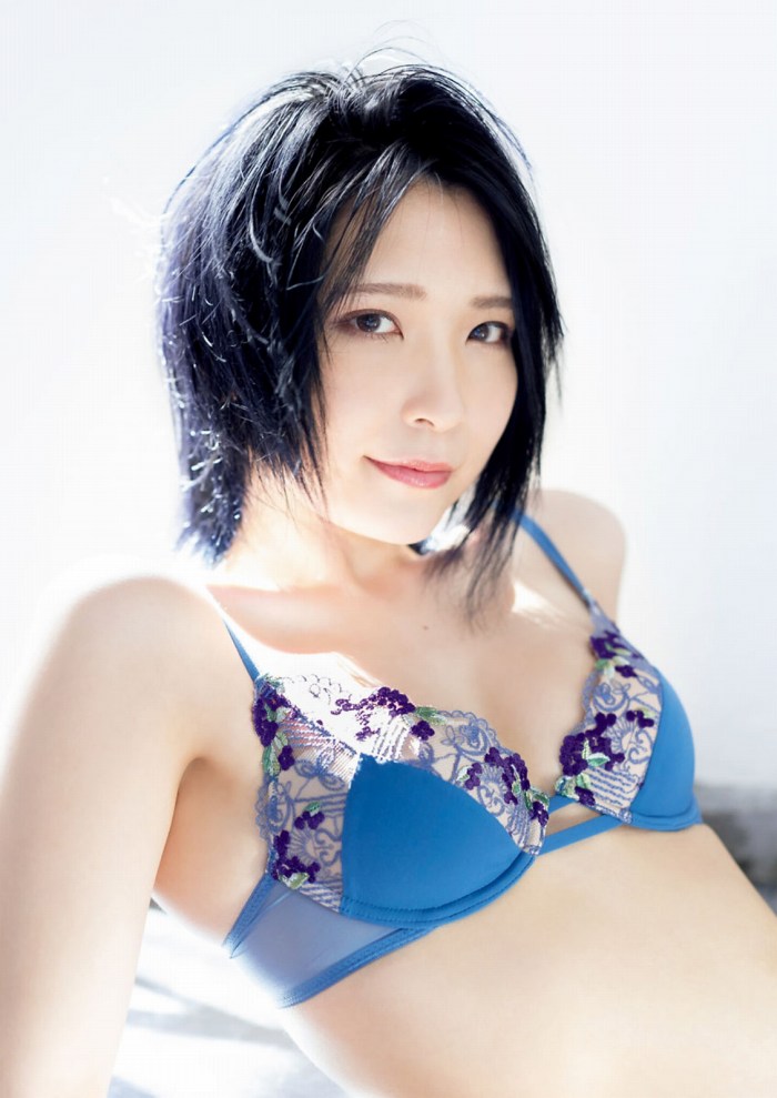 あまつまりな 脱ぎすぎ水着＆下着グラビア画像！