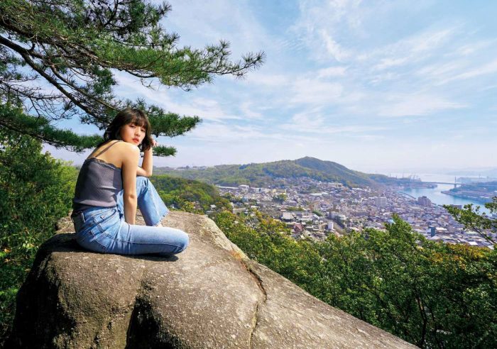 浅川梨奈 もっこりおっぱい水着グラビア画像！