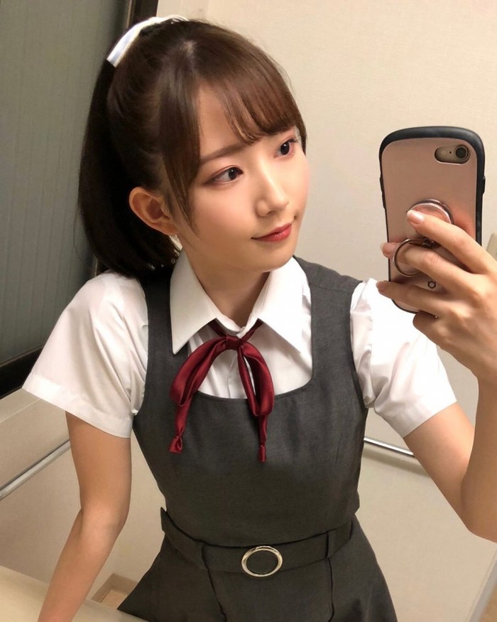 青山なぎさ 激かわな生脚＆タンクトップ画像！