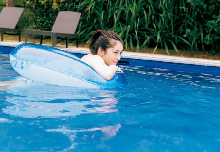 浜辺美波 鬼かわな水着＆浴衣グラビア画像！