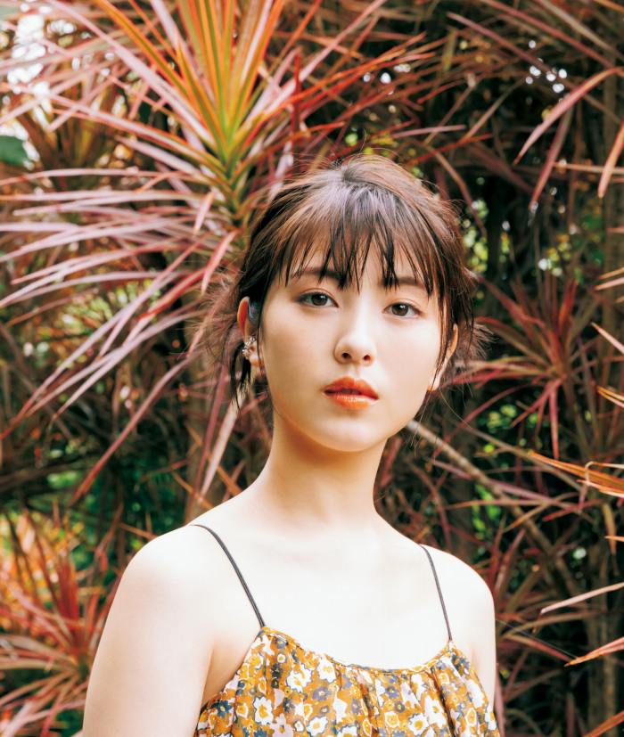 浜辺美波 鬼かわな水着＆浴衣グラビア画像！