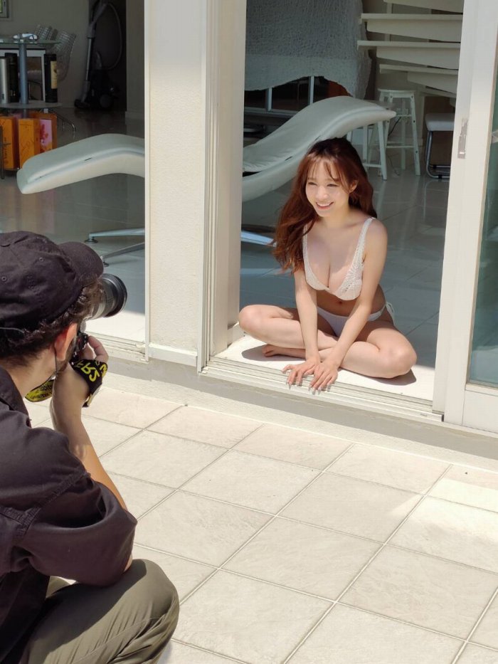 青井春 Iカップおっぱいの水着グラビア画像！