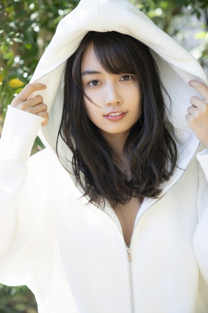 黒木ひかり むっちりバストの水着グラビア画像！