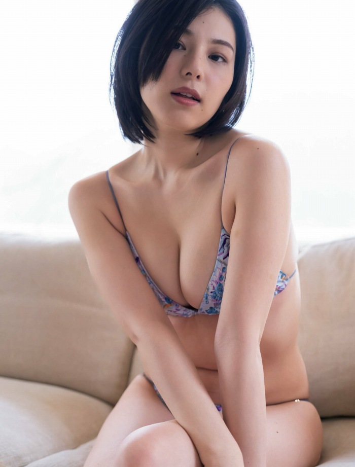 相楽伊織 けっこうボインな水着グラビア画像！