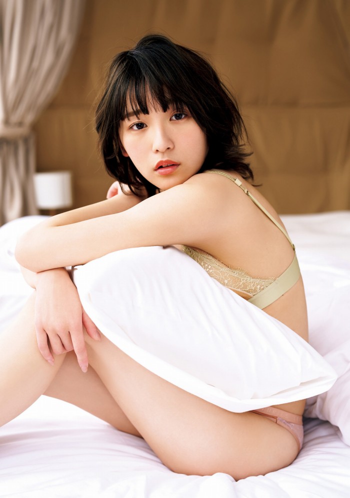 浅川梨奈 もっこりおっぱい水着グラビア画像！