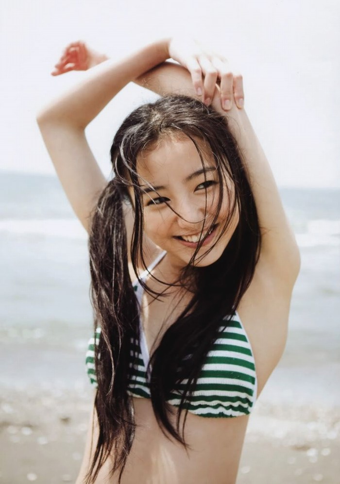 高田里穂 スタイル抜群な水着グラビア画像！