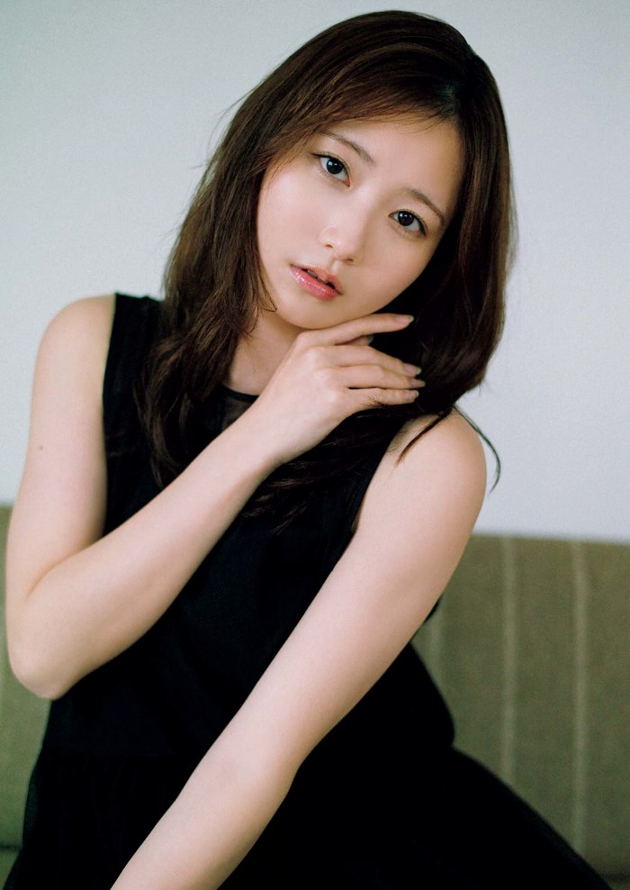 青山なぎさ 激かわな生脚＆タンクトップ画像！